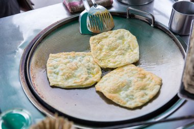 Roti yapımı, Roti yapımı un. Roti yapımı yağlı. Geleneksel Hint sokak yemekleri. Tayland usulü gözleme, muz ve yumurta. Tayland sokak yemekleri ve tatlıları. Roti aperatifi