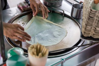 Roti yapımı, Roti yapımı un. Roti yapımı yağlı. Geleneksel Hint sokak yemekleri. Tayland usulü gözleme, muz ve yumurta. Tayland sokak yemekleri ve tatlıları. Roti aperatifi