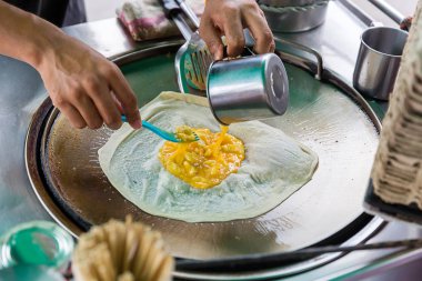 Roti yapımı, Roti yapımı un. Roti yapımı yağlı. Geleneksel Hint sokak yemekleri. Tayland usulü gözleme, muz ve yumurta. Tayland sokak yemekleri ve tatlıları. Roti aperatifi