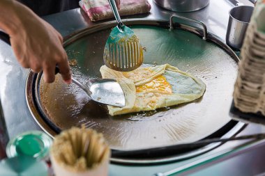 Roti yapımı, Roti yapımı un. Roti yapımı yağlı. Geleneksel Hint sokak yemekleri. Tayland usulü gözleme, muz ve yumurta. Tayland sokak yemekleri ve tatlıları. Roti aperatifi