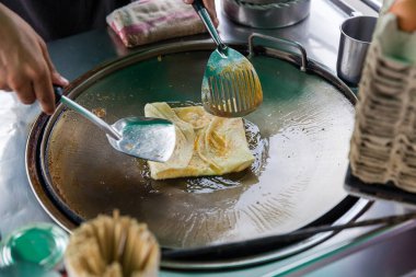 Roti yapımı, Roti yapımı un. Roti yapımı yağlı. Geleneksel Hint sokak yemekleri. Tayland usulü gözleme, muz ve yumurta. Tayland sokak yemekleri ve tatlıları. Roti aperatifi