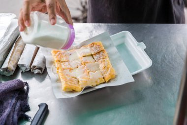 Roti yapımı, Roti yapımı un. Roti yapımı yağlı. Geleneksel Hint sokak yemekleri. Tayland usulü gözleme, muz ve yumurta. Tayland sokak yemekleri ve tatlıları. Roti aperatifi