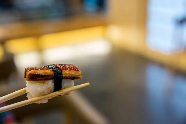 Närbild Ätpinnar Hålla Sushi Sötvatten Grillad Japansk Mat För Friska — Stockfoto