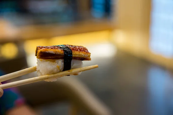 Närbild Ätpinnar Hålla Sushi Sötvatten Grillad Japansk Mat För Friska — Stockfoto