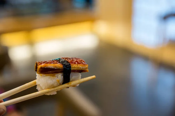 Närbild Ätpinnar Hålla Sushi Sötvatten Grillad Japansk Mat För Friska — Stockfoto