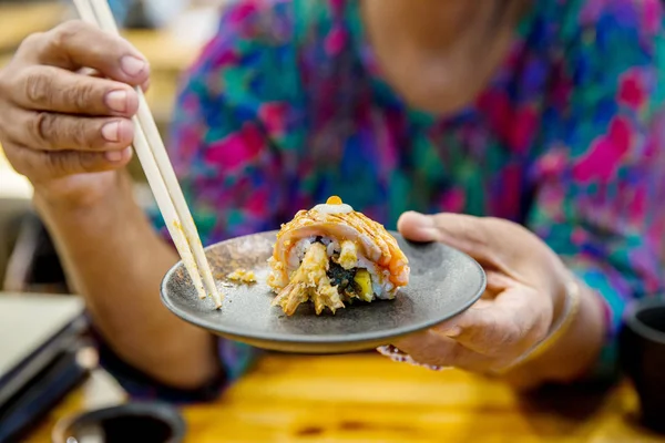 筷子放在寿司新鲜鲑鱼上 健康日本食品 鲑鱼寿司 蛋鲑鱼寿司高级菜单 尼吉里或寿司卷在盘子里 美味的日本卷 — 图库照片