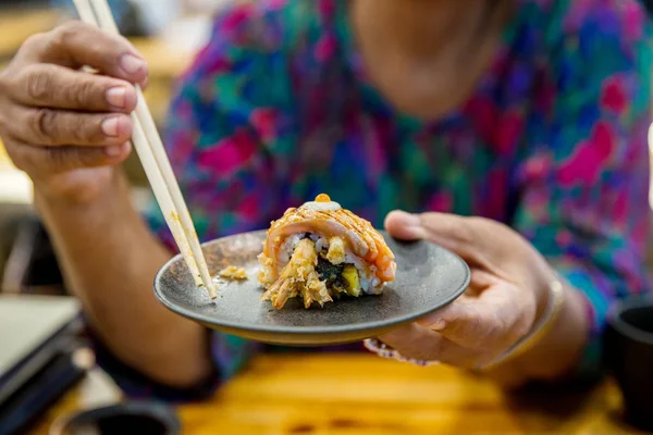 Pauzinhos Segurar Sushi Salmão Fresco Comida Japonesa Para Saudável Sushi — Fotografia de Stock
