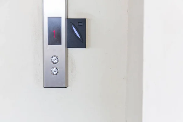 リフトまたはエレベーターのアクセス制御を確保します エレベーターアクセス制御 キーカードを持って エレベーターの床のロックを解除してから上下に — ストック写真