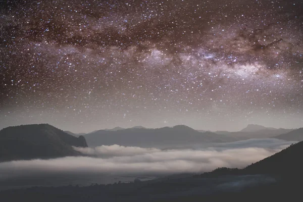 银河在夜晚与美丽的山丘 银河和山脉 夜晚有山脉和星空的美妙景色 银河银河的方式在夜空与百万星 — 图库照片