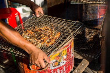 Kömür sobası karides veya karides ızgara. Ocakta Barbekü ızgara deniz ürünleri karides. Nehir karides kömür Tay tarzı ev yapımı ile Ocakta ızgara kapalı.
