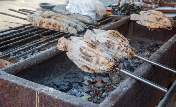 Рибу Очищають Сіллю Потім Спалюють Продажу Вулична Їжа Таїланду — стокове фото