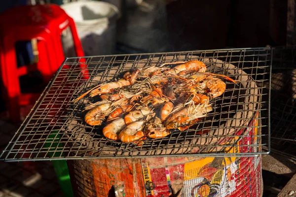 Kömür sobası karides veya karides ızgara. Ocakta Barbekü ızgara deniz ürünleri karides. Nehir karides kömür Tay tarzı ev yapımı ile Ocakta ızgara kapalı.