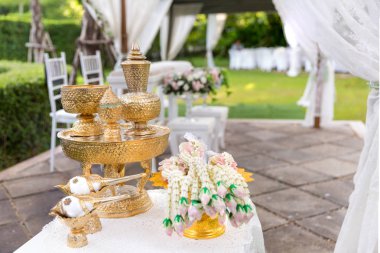 Kültürel düğün töreni için Tay düğün aksesuarı, gelin ve damat için lüks sandalye, kaide ve diğerleri ile altın tepsi. düğün nesneleri için görüntü, kopya alanı ve makale.