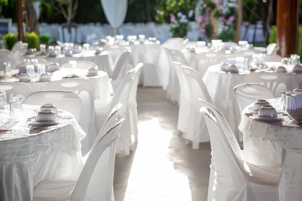 結婚式やその他のケータリングイベントディナーのテーブルセット屋外での高級ダイニングのための豪華なウェディングテーブルセット — ストック写真