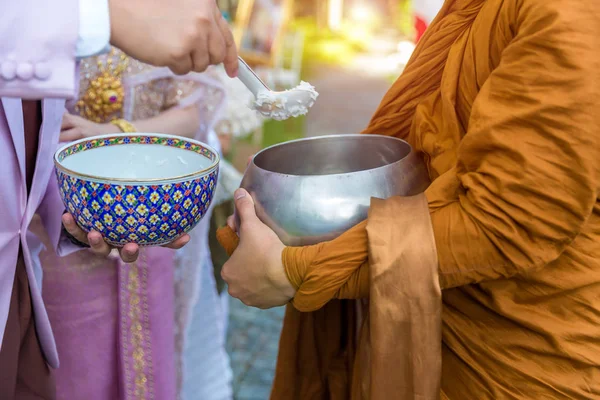 给和尚提供食物新郎在传统的泰国婚礼上给佛教僧人施舍食物 同时把食物提供在一个佛教僧人的施舍碗 佛教徒提供碗里的食物 — 图库照片