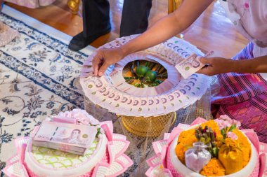 Tayland düğün töreninde düğün fiyatına odaklan, altın kolye, Tayland banknotu ve alyans. Asya Düğün Gelenekleri. arkaplan için resim, boşluk ve nesneleri kopyala.