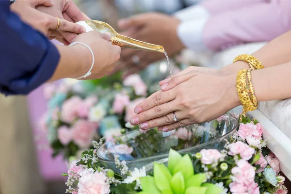 Ręce Wylewanie Błogosławionej Wody Zespołów Panny Młodej Tajski Ślub Ceremonia — Zdjęcie stockowe