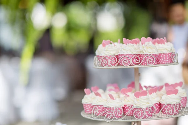 結婚式のパーティーで棚の棚に多くのカップケーキ 結婚式のゲストのためのデザート お菓子ミニケーキ — ストック写真