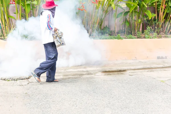 人間は蚊を殺す蚊の噴霧を制御し 広がるデング熱やジカウイルスを防ぐために蚊を排除するために霧 化学薬品で住宅地を曇る労働者 — ストック写真