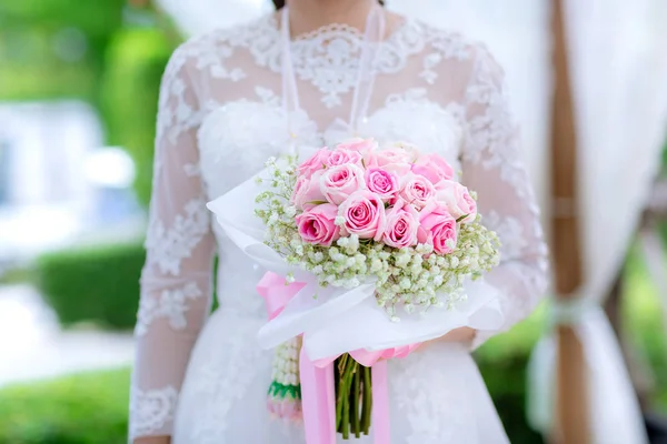 Nevěsta Ruce Květinami Kytice Rukou Nevěsty Žena Připravená Před Svatebním — Stock fotografie