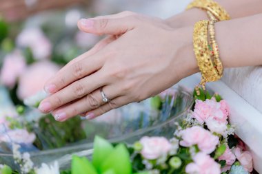 Gelinin bantlarına su döken eller, Tayland düğünü. Tayland 'da düğün töreni..