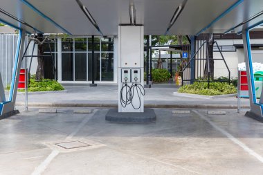 Elektrikli araba şarj istasyonu. Otoparktaki hibrit araba elektrik şarj istasyonu. Elektrikli araba park ve şarj istasyonuna yükleniyor..