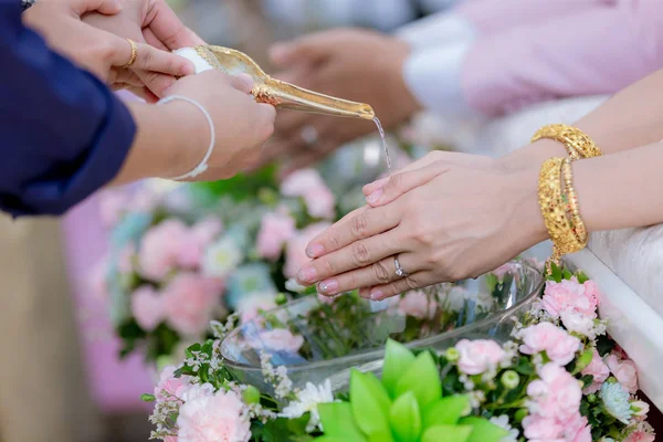 Mãos Derramando Água Bênção Bandas Noiva Casamento Tailandês Cerimônia Casamento — Fotografia de Stock