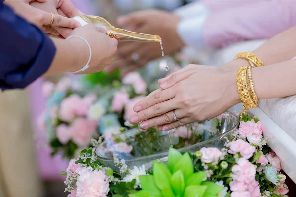 Hände Gießen Segenswasser Die Bänder Der Braut Thailändische Hochzeit Hochzeitszeremonie — Stockfoto