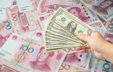 Amerikan doları banknotu ve Çin yuanı banknotu. ABD savaş Çin. iş ve ekonomi savaşı. iş ve ekonomi kavramından yeni dünya savaşı.
