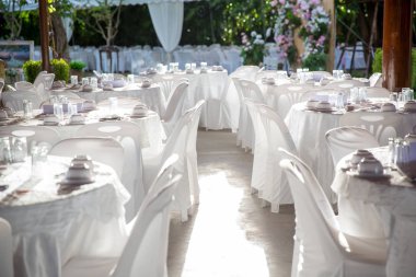 Düğün için hazırlanmış bir masa ya da başka bir yemek masası, dışarıda güzel yemekler için lüks bir düğün masası.