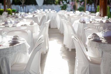 Düğün için hazırlanmış bir masa ya da başka bir yemek masası, dışarıda güzel yemekler için lüks bir düğün masası.