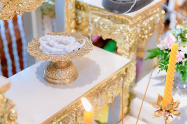 kaide ile altın tepsi üzerinde kutsal iplik rulo. Budist din töreninde muska. nesneler, arka plan, illüstrasyon ve kopyalama alanı için görüntü.