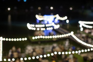 Arka plan kullanımı için Bokeh ile birlikte gece festivalindeki yemek tezgahının klasik ton bulanıklığı görüntüsü. İnsanların Olduğu Festival Etkinliği Arkaplanı Bulanık. Bulanık insanlar yaz tatilinde gün batımı partisi yapıyorlar.