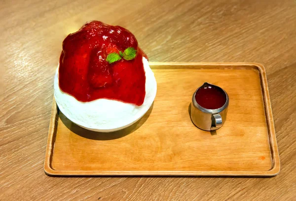 Strawberry Cheesecake Bingsu Korean Shaved Milk Ice Topped Fresh Strawberry — Stock Photo, Image