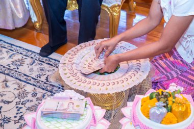 Tayland düğün töreninde düğün fiyatına odaklan, altın kolye, Tayland banknotu ve alyans. Asya Düğün Gelenekleri. arkaplan için resim, boşluk ve nesneleri kopyala.