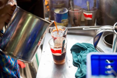 Yerel kafeterya dükkanında pirinç çaydanlık vintage tarzı. dolgu torbası ve kaynamış su ile antik Asya kahve makinesi. nesneler, makale ve kopyalama alanı için görüntü.