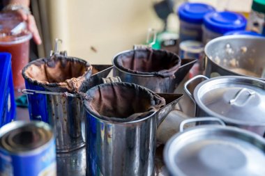 Yerel kafeterya dükkanında pirinç çaydanlık vintage tarzı. dolgu torbası ve kaynamış su ile antik Asya kahve makinesi. nesneler, makale ve kopyalama alanı için görüntü.