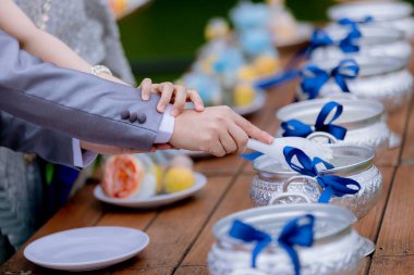 Keşişe yemek teklif et. Damat geleneksel Tay düğün töreninde bir Budist keşiş sadaka gıda vermek.