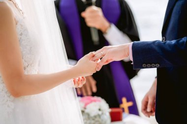 Alyanslar. Ona Alyans taktı.Gelini Damat'a kapat. Düğün töreni ve düğün dekorasyonu.