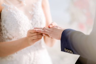 Alyanslar. Ona Alyans taktı.Gelini Damat'a kapat. Düğün töreni ve düğün dekorasyonu.