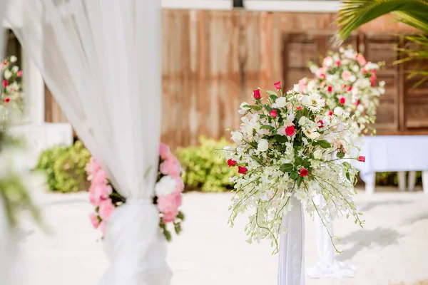 Romantische Huwelijksceremonie Het Strand Bruiloft Setting Het Strand Bloemen Huwelijksceremonie — Stockfoto