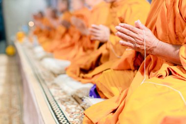 Tayland Budist töreni nde rahiplerin duası. Birçok Buda keşiş kırmızı halı üzerinde oturup dua ve Budist töreni yapıyor hazırlamak.