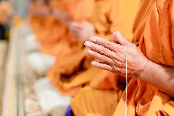 Beten Mönche Bei Buddhistischen Zeremonien Thailand Viele Buddhistische Mönche Sitzen — Stockfoto