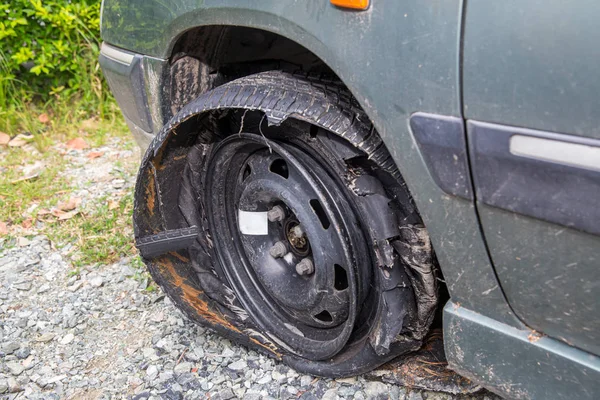 자동차에서 손상된 타이어로 타이어를 버렸습니다 고속으로 타이어 손상된 손상된 타이어 — 스톡 사진