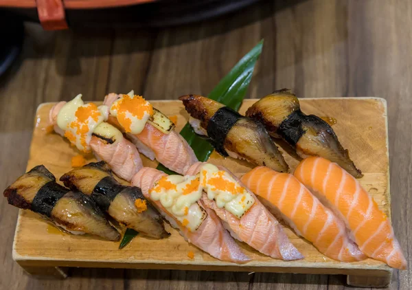 Taze Somon Suşi Somon Maki Rulo Japon Gıda Restoran Tabak — Stok fotoğraf