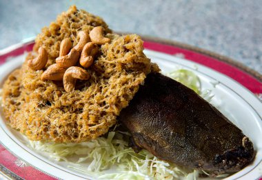 Yeşil mango ile Gevrek yayın balığı baharatlı salata, Tay gıda, yeşil mango ve sebze ile Gevrek yayın balığı salatası , domates ve marul ile servis