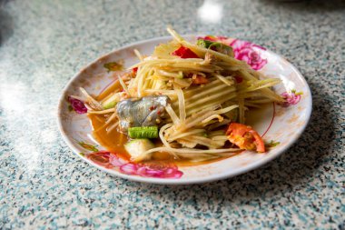 Papaya salatası, hangi Salamura Balık ve uzun fasulye koymak. Ahşap arka planda beyaz çanak Papaya salatası. geleneksel Tay tarzı ham korunmuş balık (Tay aksanı Pla-ra olduğunu) .