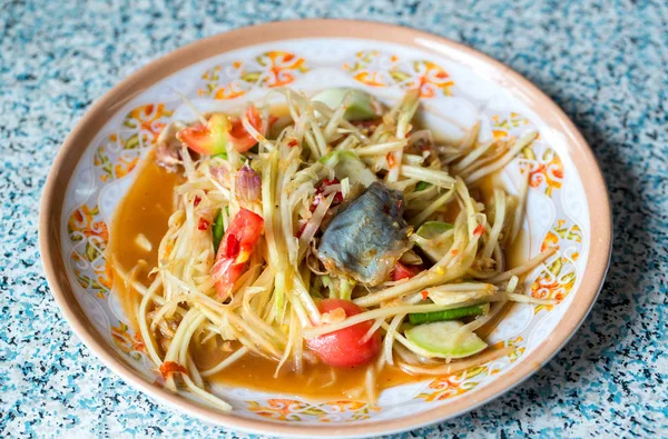 Salada Mamão Que Colocou Peixe Conserva Feijão Longo Salada Mamão — Fotografia de Stock