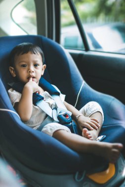 Güvenlik araba koltuğunda sevimli erkek bebek. portre mutlu yürümeye başlayan çocuk araba koltuğunda oturan. Güvenlik koltuğunda arabada oturan çocuk. Mutlu çocuk ile güvenlik için lüks bebek oto koltuğu.