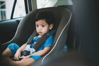 Güvenlik araba koltuğunda sevimli erkek bebek. portre mutlu yürümeye başlayan çocuk araba koltuğunda oturan. Güvenlik koltuğunda arabada oturan çocuk. Mutlu çocuk ile güvenlik için lüks bebek oto koltuğu.